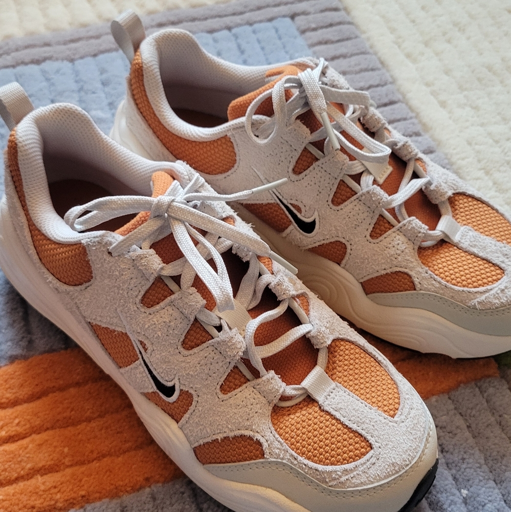 Nike Tech Hera Sneaker